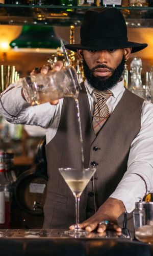 Barman in restaurant with XL-pos